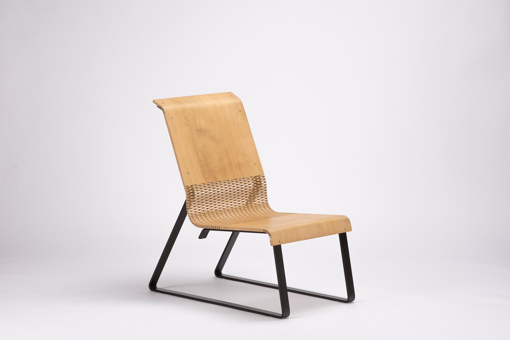 Baunzi Chair08 Vorderansicht ein gebogenes Holz für Sitz und Rückenlehne