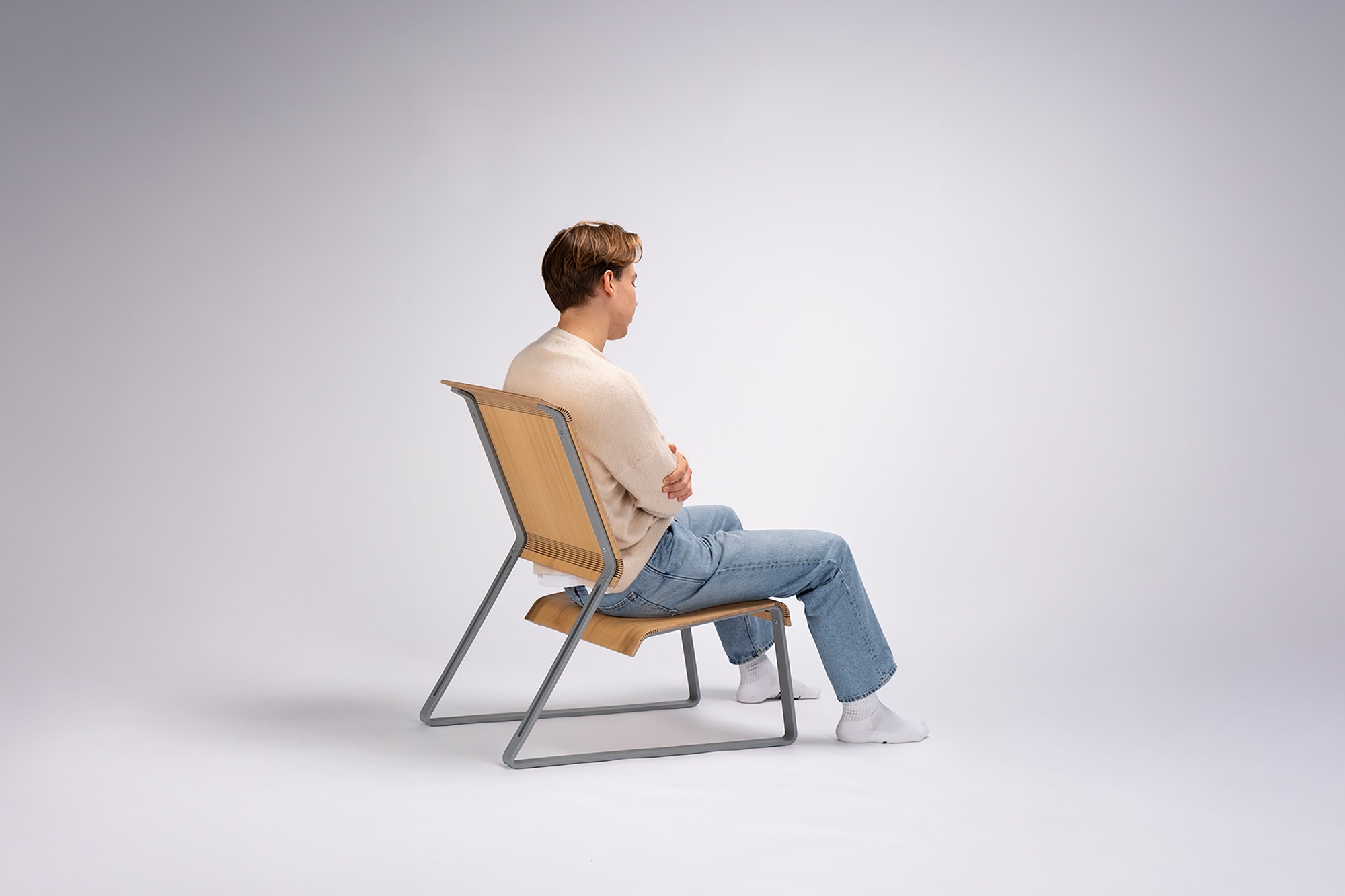 Baunzi Chair06 Rückansicht mit Model